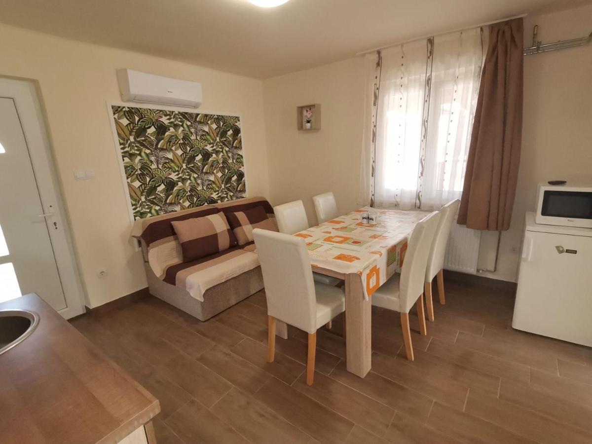 Gyoengyvirag Apartmanhaz Hajduszoboszlo Bagian luar foto