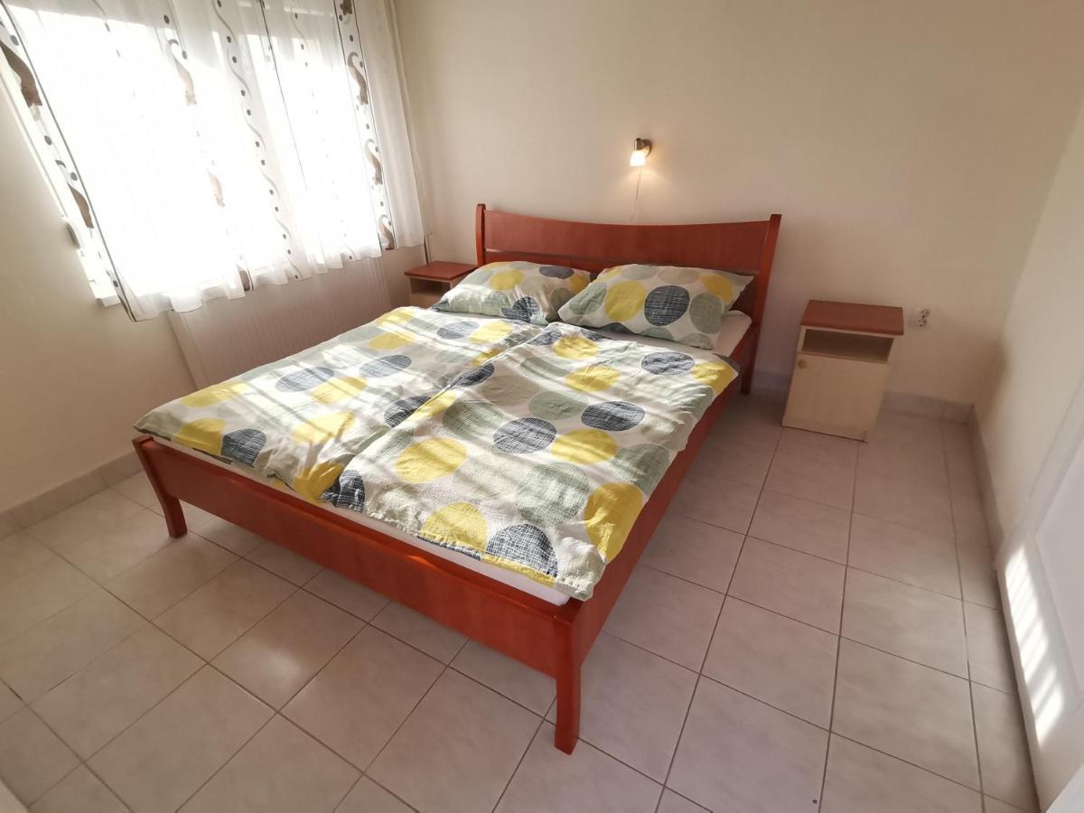 Gyoengyvirag Apartmanhaz Hajduszoboszlo Bagian luar foto