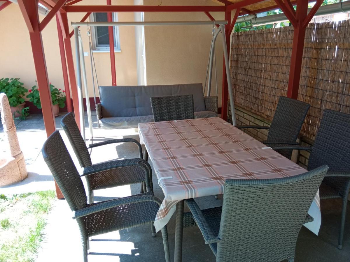 Gyoengyvirag Apartmanhaz Hajduszoboszlo Bagian luar foto