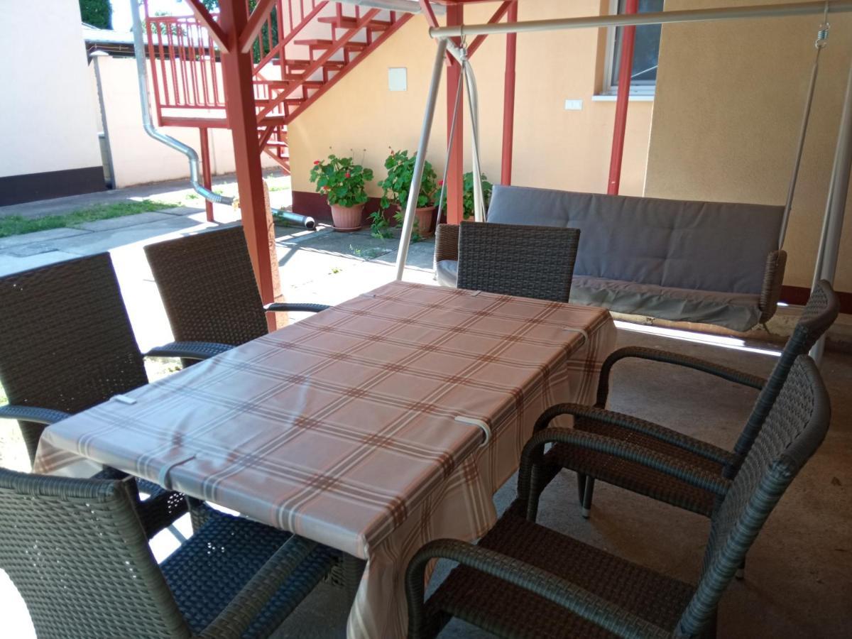 Gyoengyvirag Apartmanhaz Hajduszoboszlo Bagian luar foto